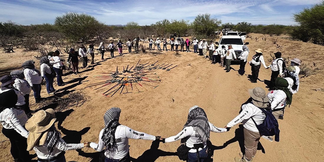 Con picos y palas como sus únicas herramientas, las y los activistas en comunión, tras una jornada de búsqueda en el ejido Felipe Ángeles, situado en Guaymas.