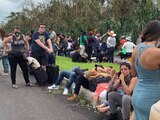 Cientos de turistas esperan a que reanuden vuelos en la región tras el impacto del huracán.