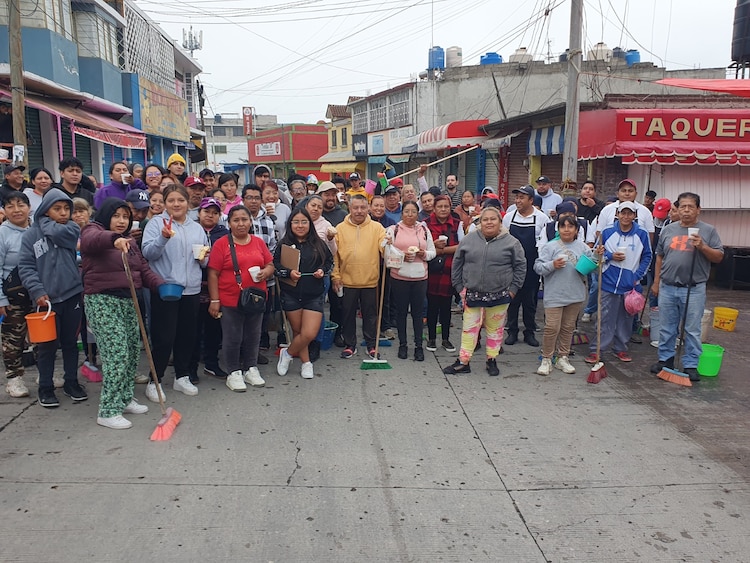 Estudiantes, vecinos y comerciantes trabajaron en conjunto para limpiar calles, plazas y avenidas del territorio.