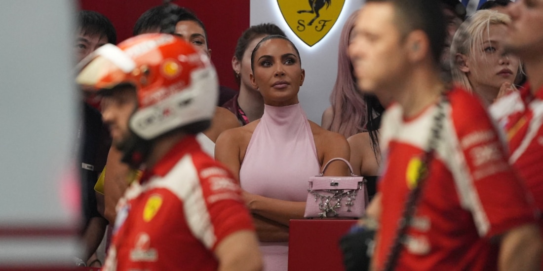 Kim Kardashian en los pits de Ferrari.