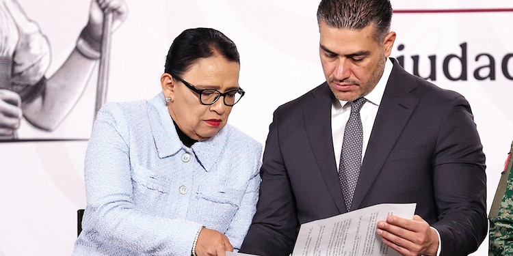 La Secretaria de Gobernación, Rosa Icela Rodríguez, y el titular de la SSPC, Omar García Harfuch, ayer, en conferencia de prensa desde Palacio Nacional.