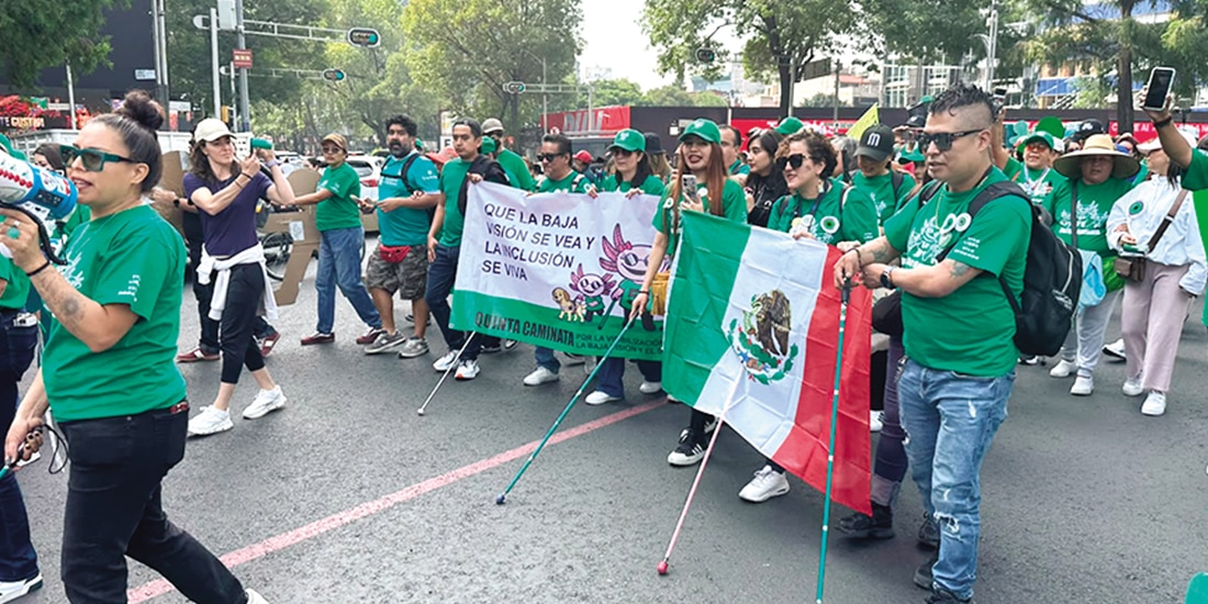 Personas débiles visuales, ayer, en la protesta sobre Paseo de la Reforma.