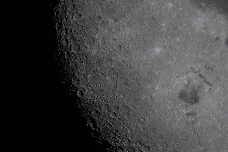 Foto de cráteres lunares tomada por la tripulación de Artemis II