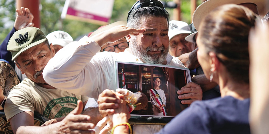 Un ciudadano hace un saludo militar a la
mandataria, ayer, en Lázaro Cárdenas.