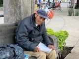 Abuelito vende sus dibujos en Reforma