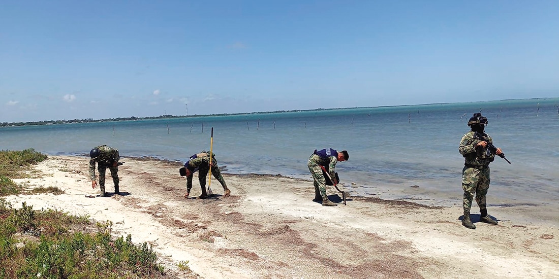 Personal de la Secretaría de Marina realiza la limpieza de playas en estados del Golfo de México, el pasado martes.