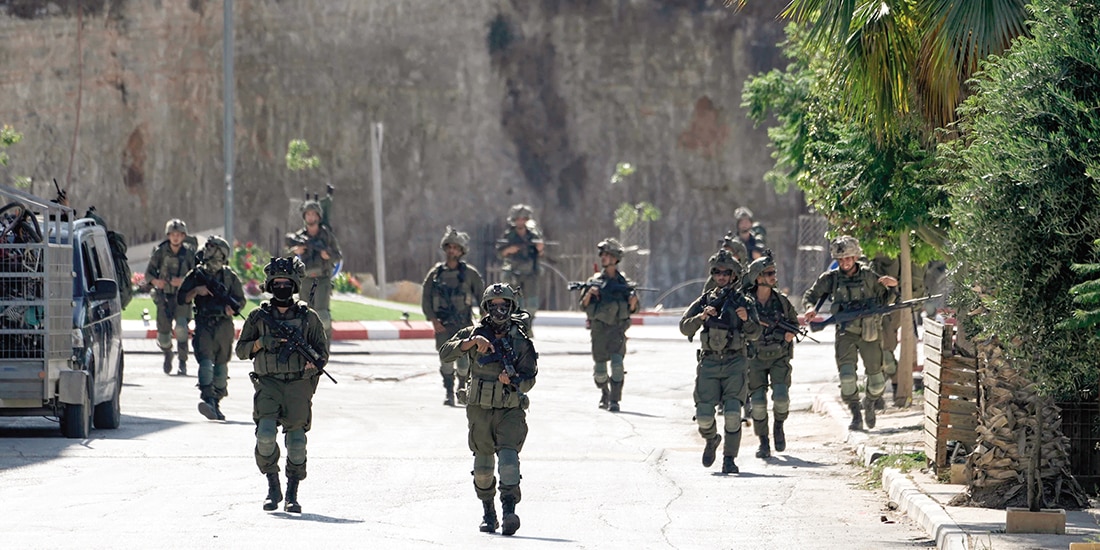 Soldados del ejército israelí patrullan las calles de la aldea de Qusra, ayer.