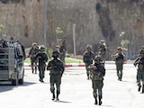 Soldados del ejército israelí patrullan las calles de la aldea de Qusra, ayer.