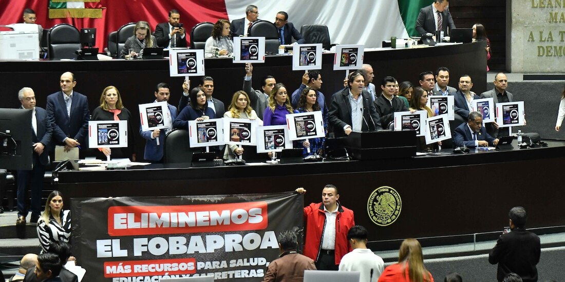 Diputados del PRI protestan ayer contra el presupuesto en la Cámara baja.