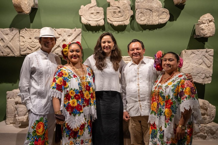 A centro, la secretaria de Cultura, Claudia Curiel, y el gobernador Joaquín Díaz Mena.