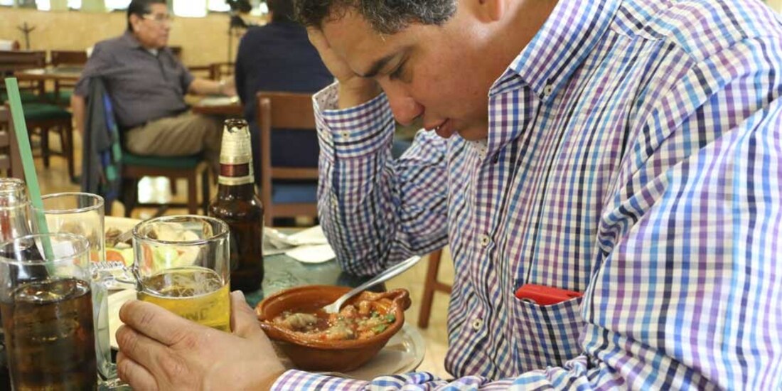 Tras la cena de Año Nuevo, algunas personas acuden a cantinas para tomar alguna bebida preparada que alivie su "cruda" después de haber ingerido en exceso bebidas alcohólicas