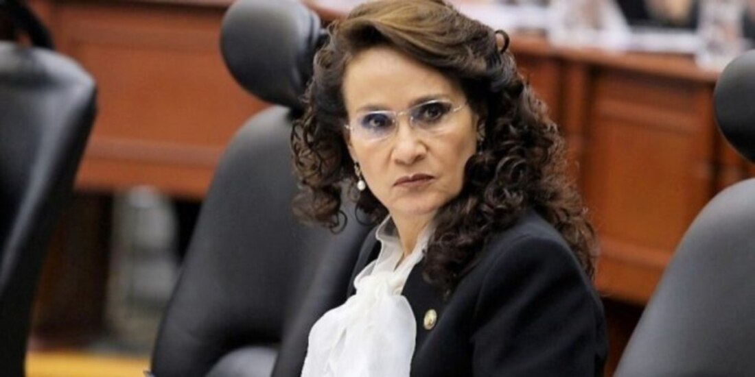 Dolores Padierna presentó hoy sui registro ante la Comisión Nacional de Elecciones de Morena.