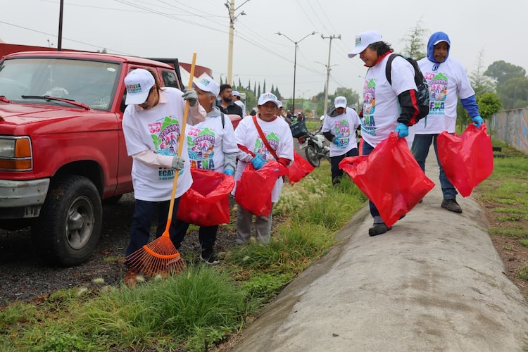 Servidores públicos y ciudadanos recolectan desechos durante la jornada masiva de limpieza en Ecatepec.