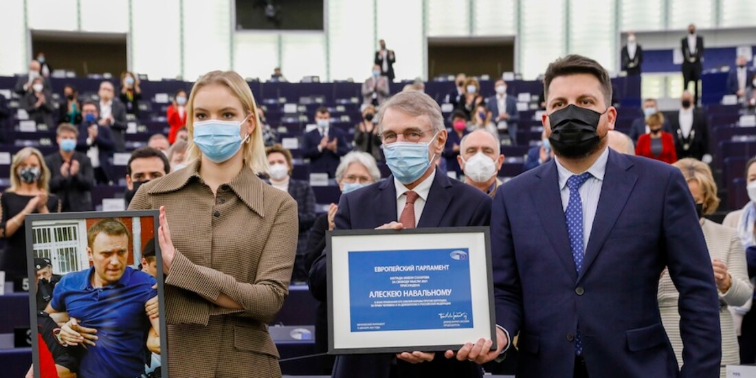 La hija De Navalny, con una foto de su padre, al recibir el galardón en su nombre.