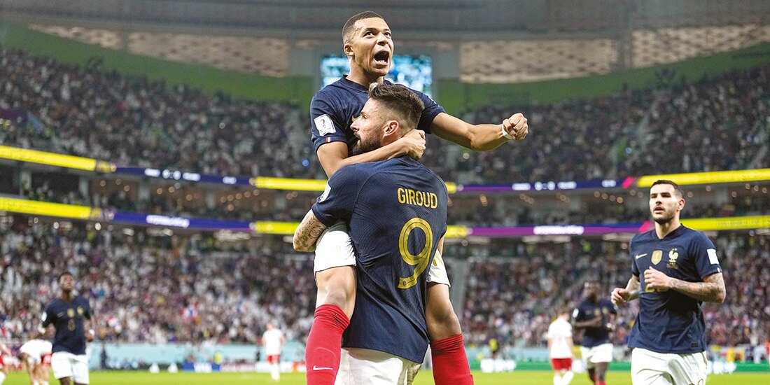 Mbappé y Giroud celebran un gol de Francia, ayer, en Qatar.