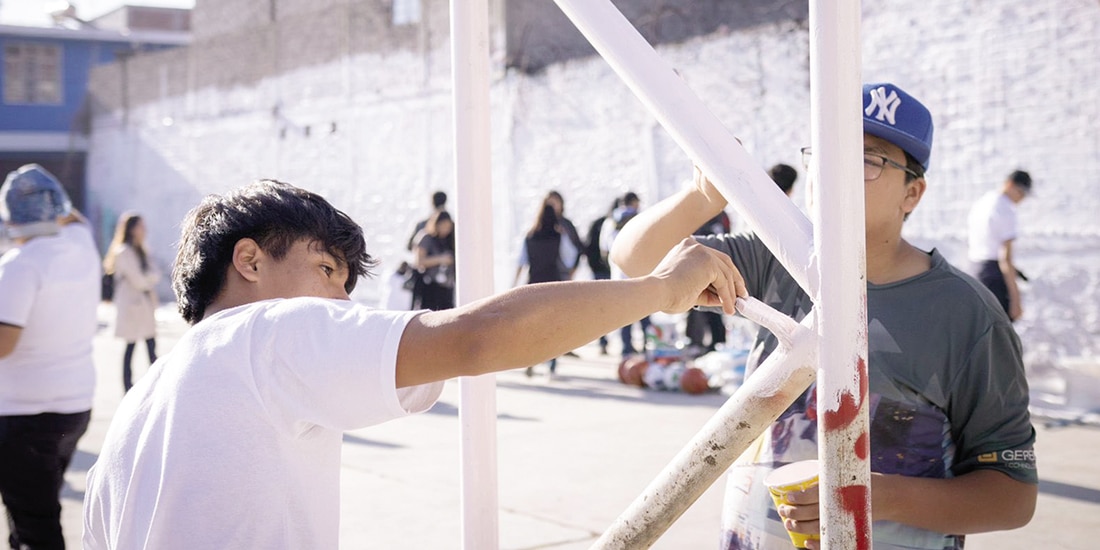 Estudiantes de una escuela secundaria en Michoacán, ayer.