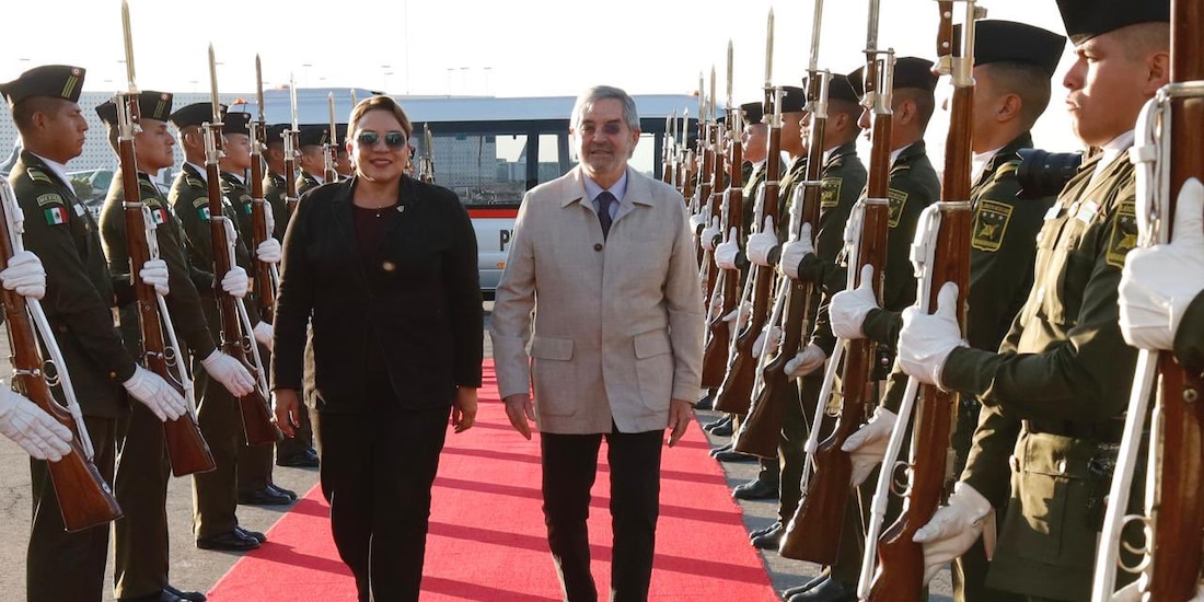 Presidenta de Honduras, Xiomara Castro, fue recibida en México por el canciller Juan Ramón de la Fuente.