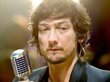 León Larregui pierde su cartera y pide ayuda para recuperarla; fans lo apoyan y le dedicán MEMES