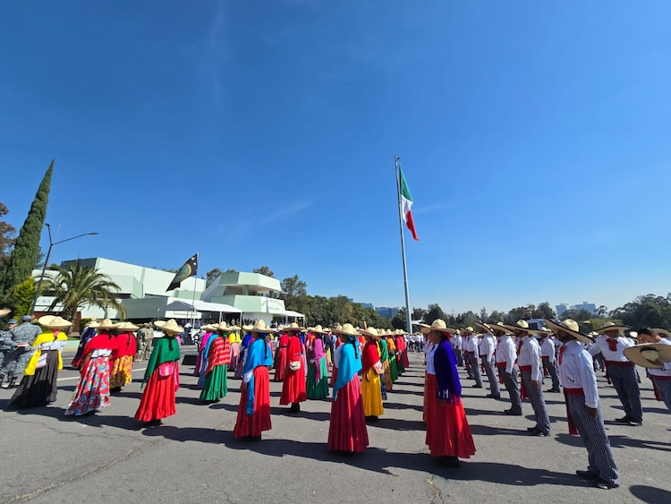 Autoridades supervisan uniformes y armamento durante el pase de revista en el Campo Militar 1-A.