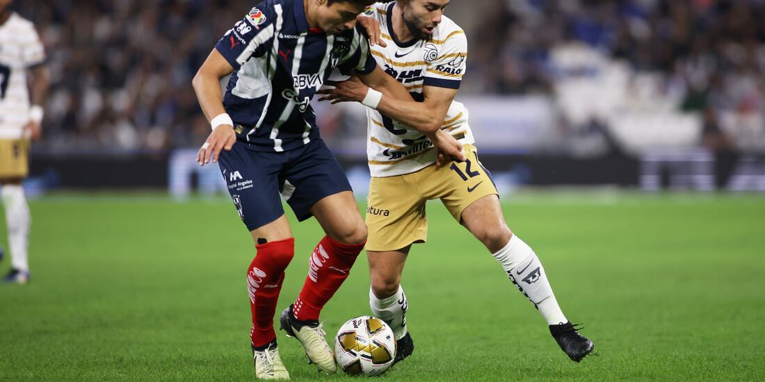 Stefan Medina y César Huerta disputan el balón en la ida de cuartos de final entre Monterrey y Pumas. Foto: X de la Liga MX @LigaBBVAMX