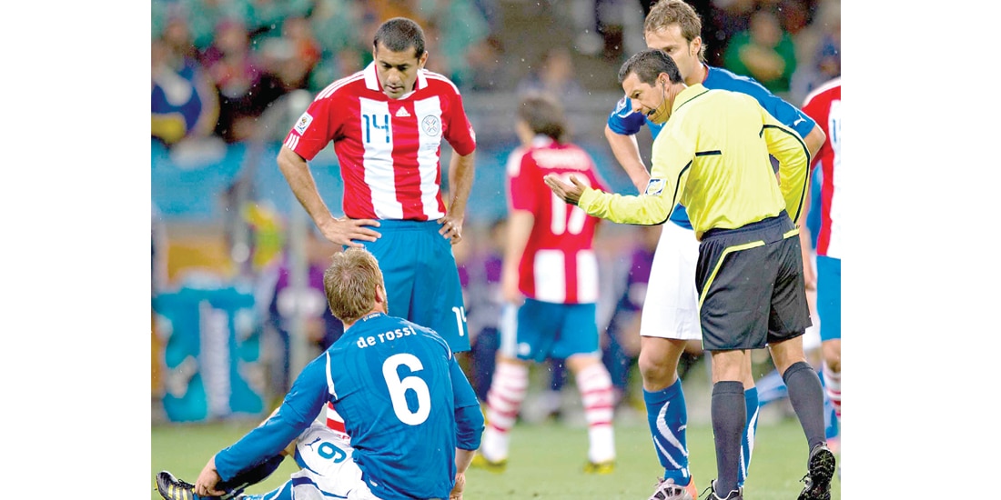 EL EXÁRBITRO pide a De Rossi que se levante, durante Sudáfrica 2010.