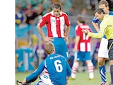 EL EXÁRBITRO pide a De Rossi que se levante, durante Sudáfrica 2010.