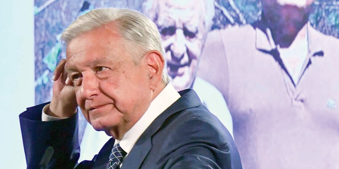 LÓPEZ OBRADOR expone una foto de Scherer y Zambada, en septiembre de 2024