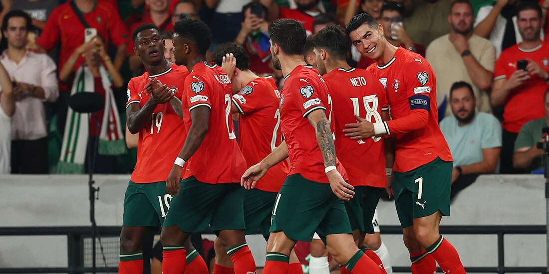 Jugadores de Portugal festejan un gol en octubre