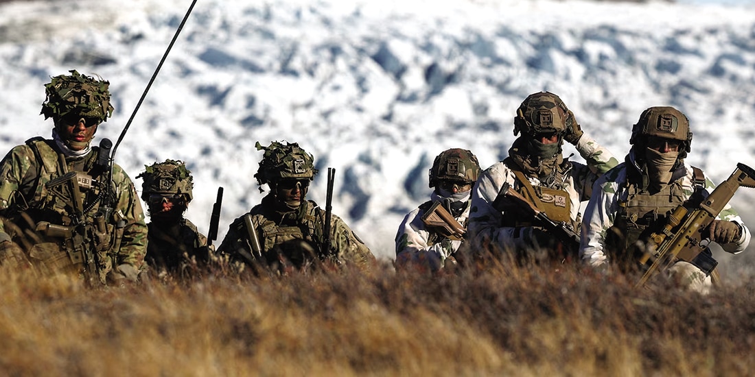 Las tropas danesas practican la búsqueda de amenazas potenciales durante un ejercicio militar, en Groenlandia, el 17 de septiembre de 2025.