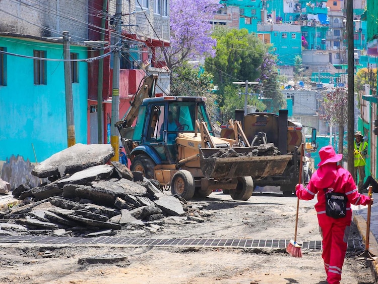 Equipos de bacheo y reencarpetado intervienen simultáneamente diversos frentes en la alcaldía Gustavo A. Madero.