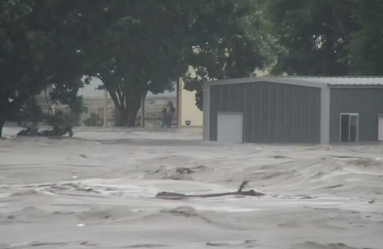 El agua sube debido a las graves inundaciones en el río Guadalupe, el viernes.