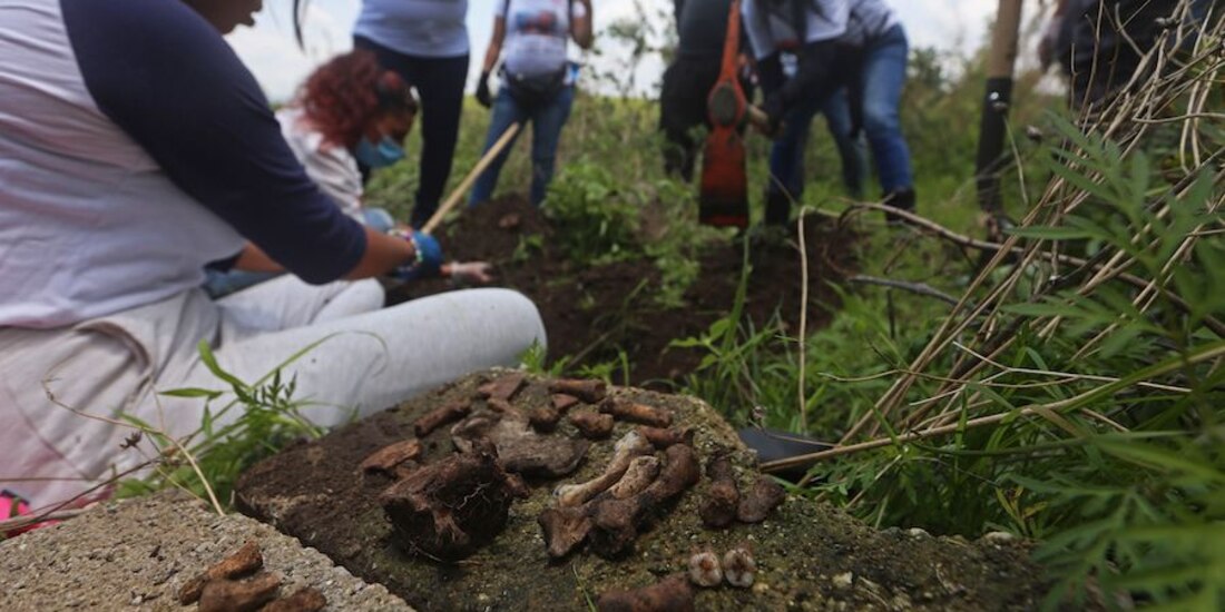 En un lapso de aproximadamente tres años, el colectivo de Sonora ha encontrado 900 fosas clandestinas, como la que aparece en esta imagen de archivo.
