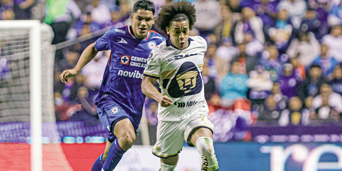 Carrasquilla y Fernández disputando un balón en el último Cruz Azul vs. Pumas.