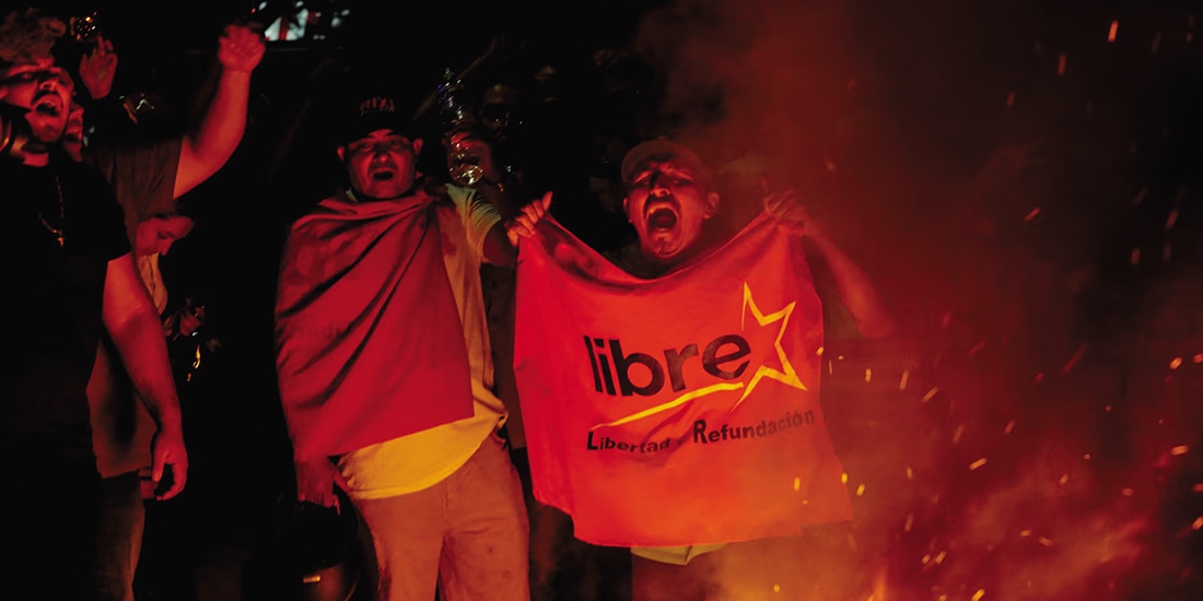 Simpatizantes del gobierno protestan frente al CNE, ayer.