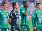 James Rodríguez y jugadores del León antes de un partido en la Liga MX