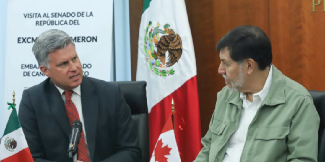 El embajador de Canadá en México, Cameron Mackay, y el presidente del Senado, Gerardo Fernández Noroña, ayer.