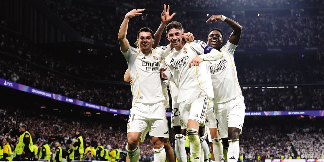 Compañeros de Valverde lo felicitan después de su tercer gol, ayer, en el juego de Champions League.