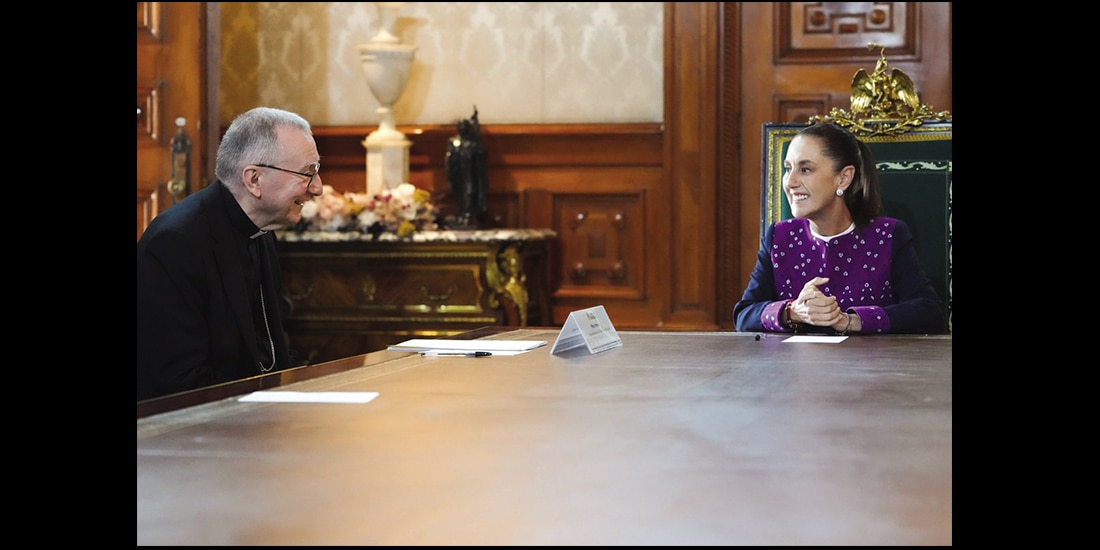 El enviado del Vaticano, ayer, con la Presidenta; abajo, en la Basílica.