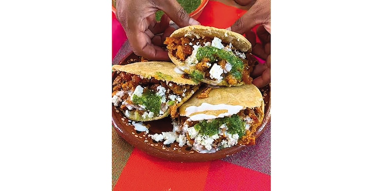 GORDITAS DE CHICHARRÓN:
Nadie se resiste a esta deliciosa garnacha, acompañada de una buena salsa y cebolla. También hay combinaciones con suadero.