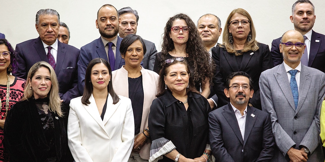 De izq. a der., al frente: Frida Gómez, Blanca Cruz, Guadalupe Taddei y Arturo Chávez.