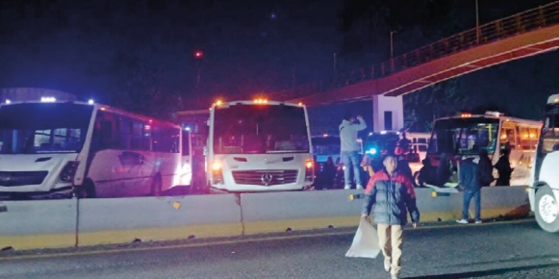 Desde las 05:00 horas, decenas de autobuses de pasajeros fueron atravesados para interrumpir el tránsito en la autopista México-Puebla, ayer.