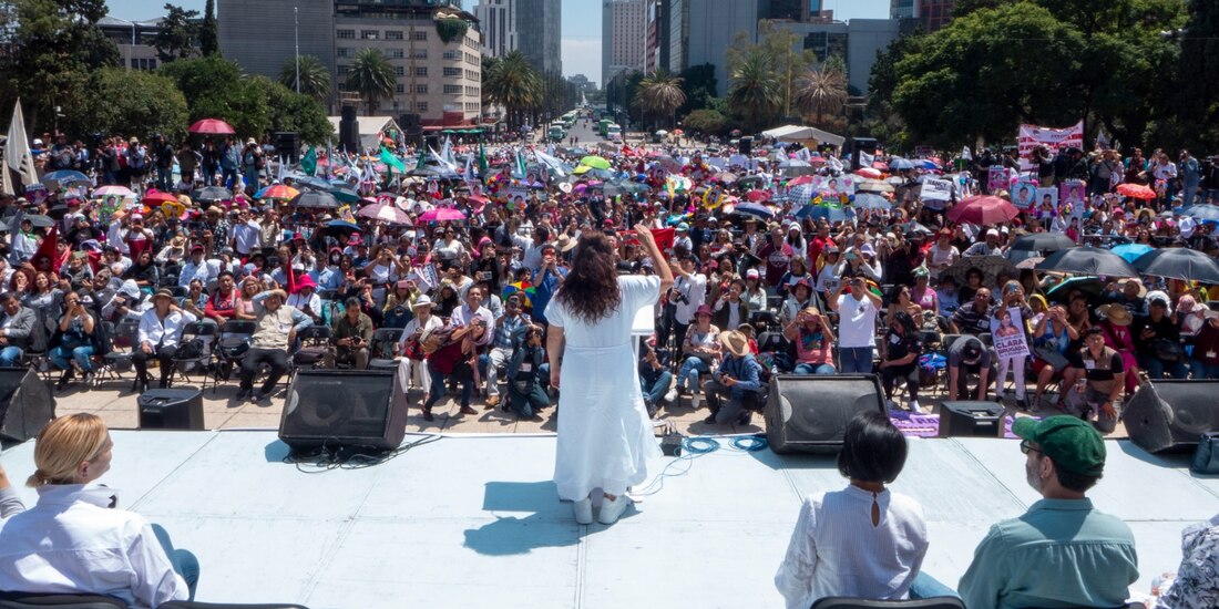 Clara Brugada, durante la asamblea informativa que encabezó en el Monumento a la Revolución, ayer.