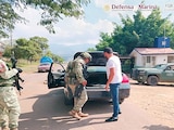 EJÉRCITO y GN al custodiar, ayer, uno de los vehículos asegurados en Michoacán.