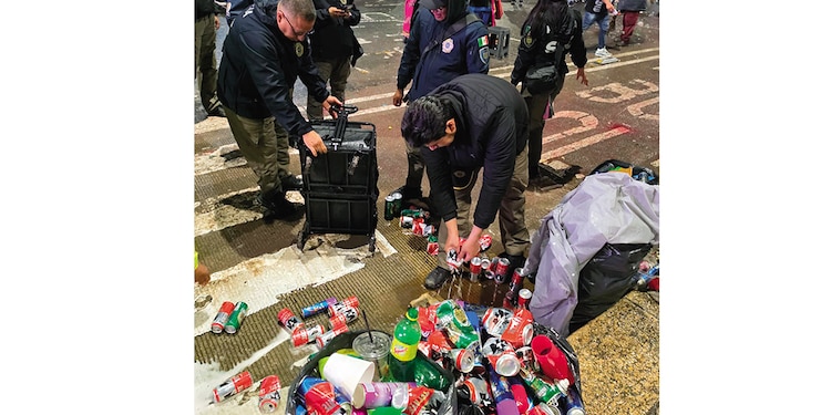 Incautación de bebidas alcohólicas por autoridades capitalinas, ayer.