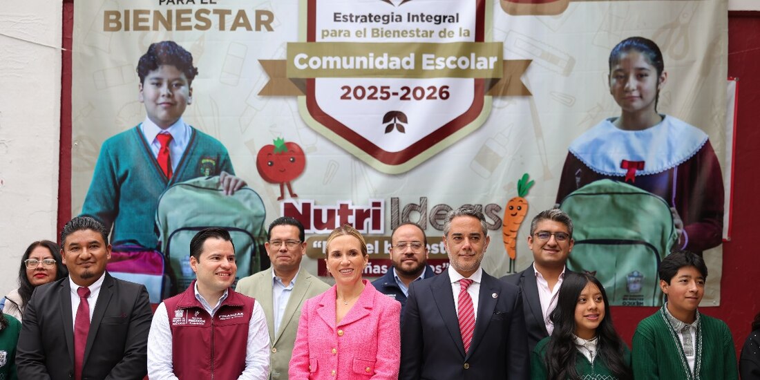 Romina Contreras Carrasco entre las autoridades.