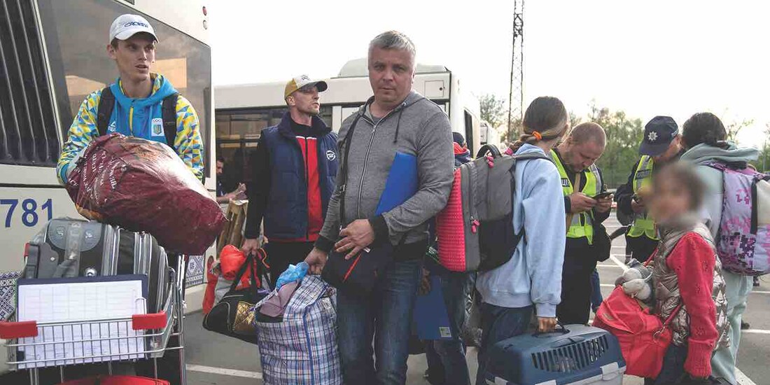 Civiles arriban ayer a Zaporiyia, luego de escapar de Mariupol dos días antes.