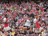 Raúl Jiménez en acción durante el partido de la Fecha 3 de la Premier League entre Fulham y Arsenal.