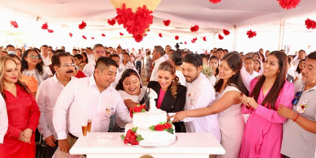 La gobernadora Evelyn Salgado Pineda apadrina a las parejas en la ceremonia de Bodas Colectivas en Guerrero.