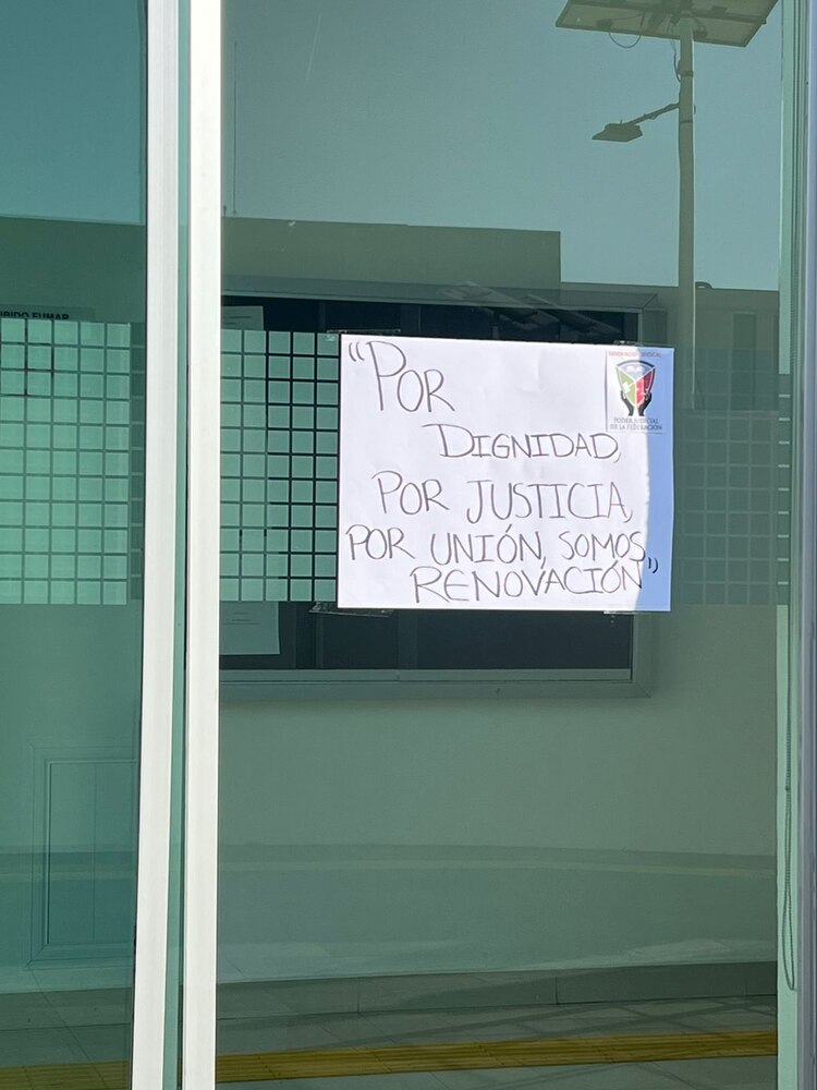 Trabajadores colocan pancartas en los edificios cerrados, con las que exigen a la autoridad administrativa recursos mínimos indispensables para sus funciones.