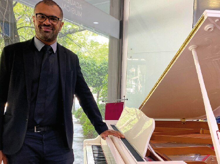 El director del evento posa al finalizar la entrevista.